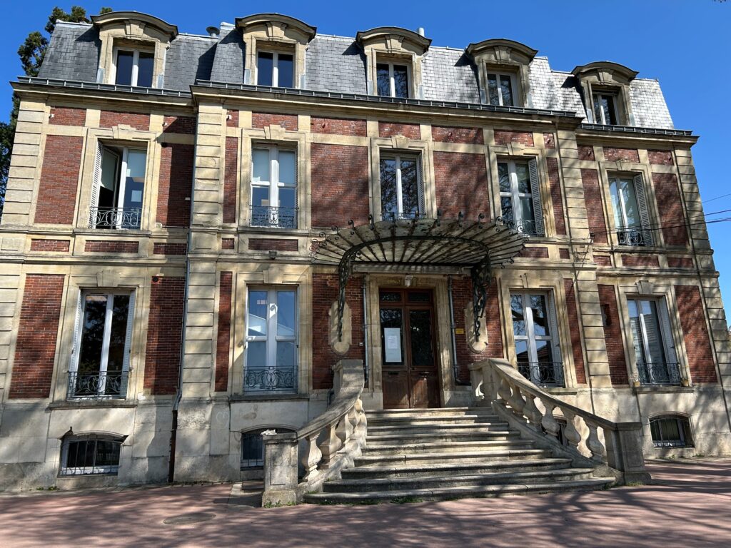Une maison d’accompagnement et de soins palliatifs à Versailles 3 Maison de Vie Versailles de face jour